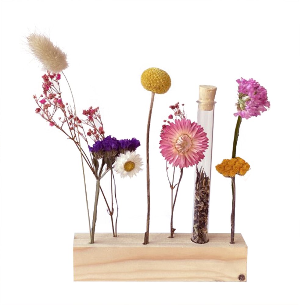 Vrolijke droogbloemen met houten standaard